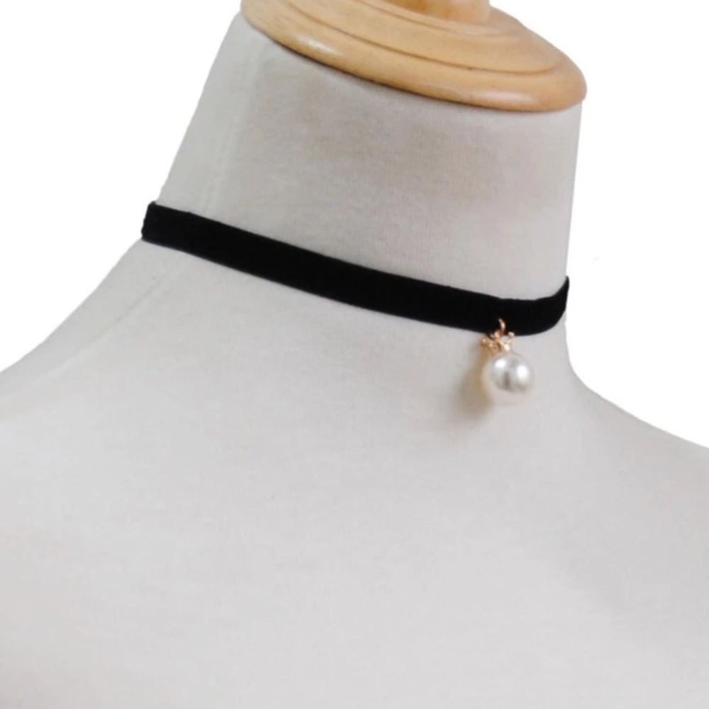 π Pretty faux pearl crown choker π - Picture 2 of 4